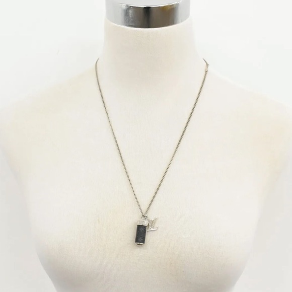 - Louis Vuitton Necklace with Charm can be opened!! So unique 🫶🏼 - Picture 9 of 10